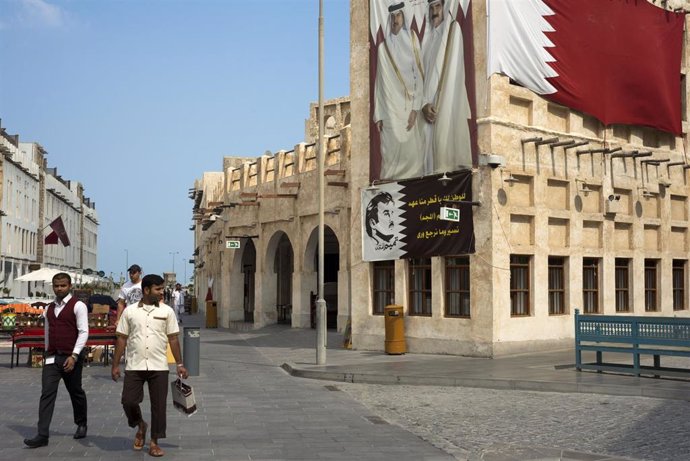 Archivo - Bandera de Qatar (archivo)