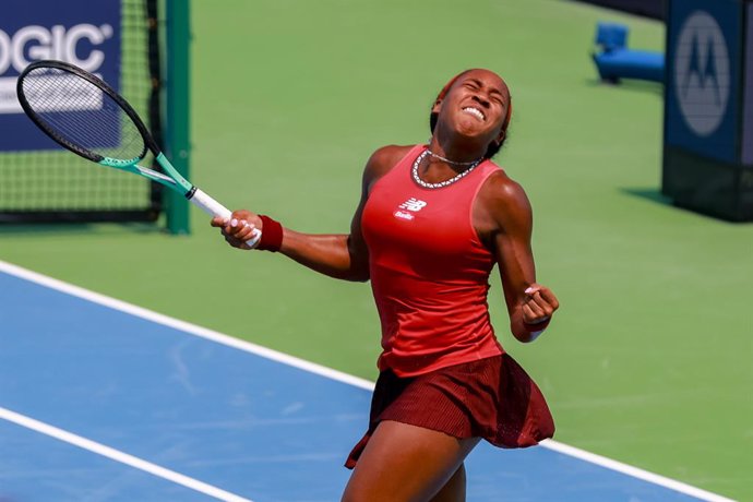 Archivo - FILED - 19 August 2023, US, Mason: US tennis player Coco Gauff celebrates winning a set against Poland's Iga Swiatek during their women's singles semi-final tennis match of the Western & Southern Open. Photo: Scott Stuart/ZUMA Press Wire/dpa