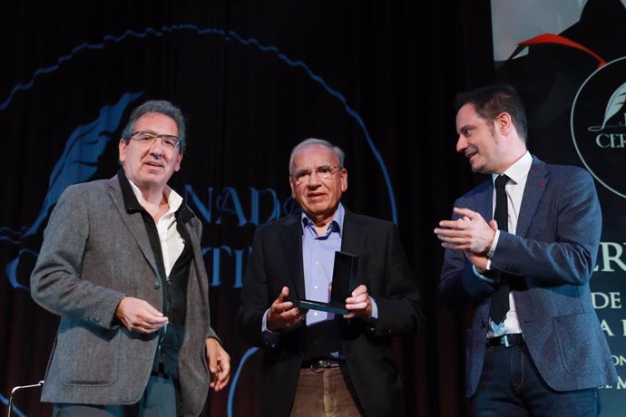 El presidente de la Fundación Cajasol, Antonio Pulido (i); el exvicepresidente, Alfonso Guerra (i2); y el alcalde de Castro del Río (Córdoba), Julio Criado (d), en las Jornadas Cervantinas.