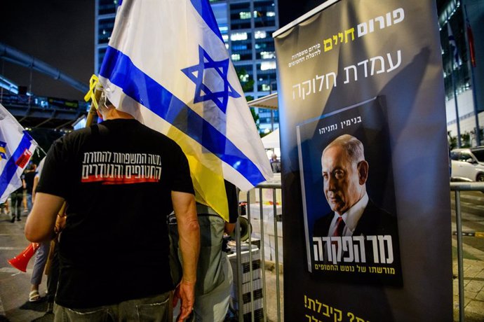 Archivo - August 31, 2024, Tel Aviv, Israel: A mass protest in Tel Aviv. Thousands of people fill the square and streets. Protesters carry signs expressing opposition to Netanyahu's government and calling for immediate elections. City buildings are visibl