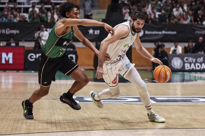 Killian Tillie of Unicaja and Yannick Kraag of Joventut Badalona in action during the Liga Endesa ACB, match played between Joventut Badalona and Unicaja at Palau Olimpic Badalona on November 09, 2024 in Badalona, Spain.