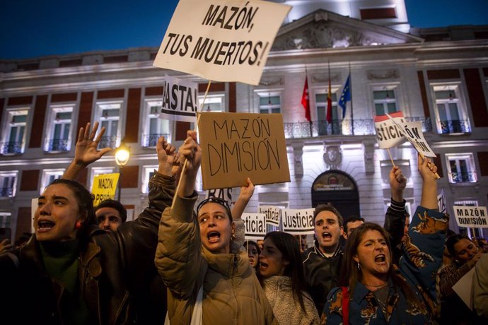 Varias personas con carteles durante una concentración en solidaridad con Valencia, en la Puerta del Sol de Madrid, a 9 de noviembre de 2024, en Madrid (España). La protesta ha sido convocada por ‘La Plaza Madrid’, con el fin de pedir la dimisión del pres