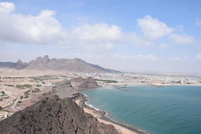 Archivo - (220102) -- ADEN, Jan. 2, 2022 (Xinhua) -- Photo taken on Jan. 2, 2022 shows the city view of Aden, Yemen's southern port city.