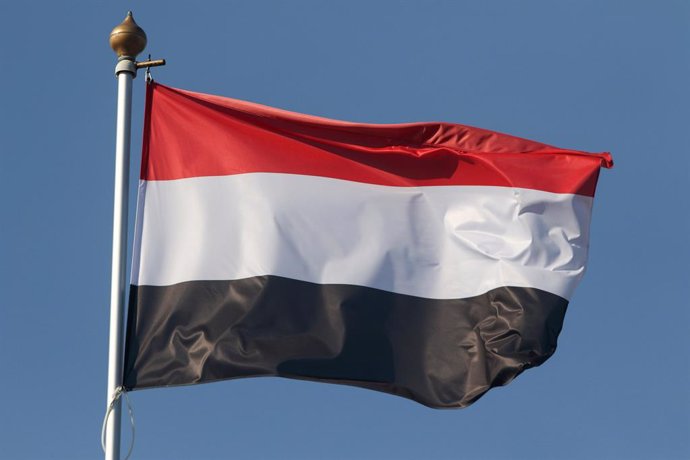 Archivo - September 25, 2024, Saint Petersburg, Russia: The national flag of the Republic of Yemen, fluttering in the wind on a flagpole in Saint Petersburg, Russia.