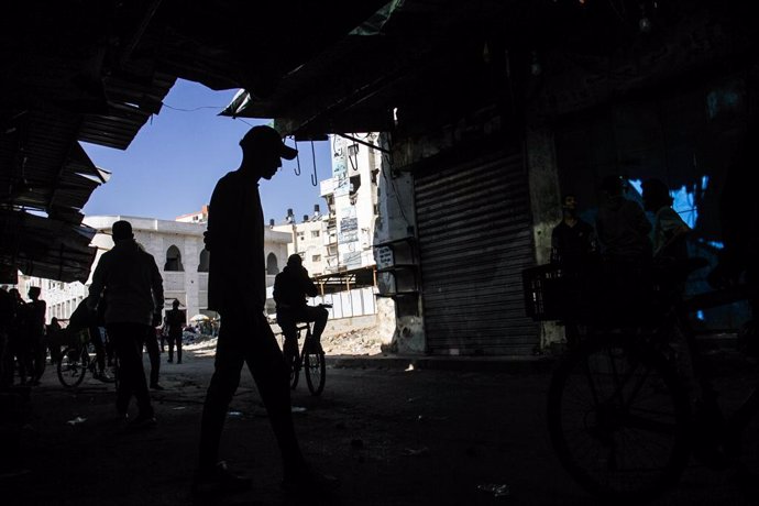 November 7, 2024, Gaza, The Gaza Strip, Palestine: Palestinians walk at Al-Zaya market in Gaza City. All markets in Gaza City are closed due to high prices and lack of goods.