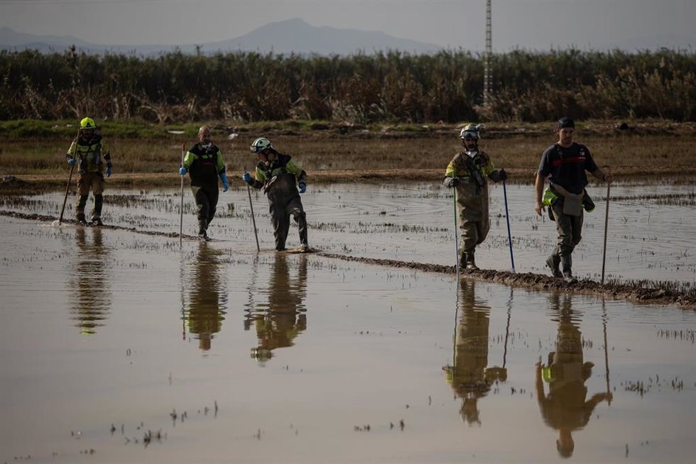 Bomberos durante la búsqueda de cadáveres en l'Albufera de Valncia