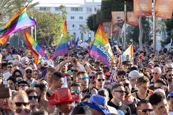 Unas 40.000 personas, según fuentes oficiales, se congregaron ayer sábado en la 'Pride Walk' de este año, cifra que convierte esta edición en la más seguida y participativa de toda su historia, superando por completo las previsiones de los organizadores