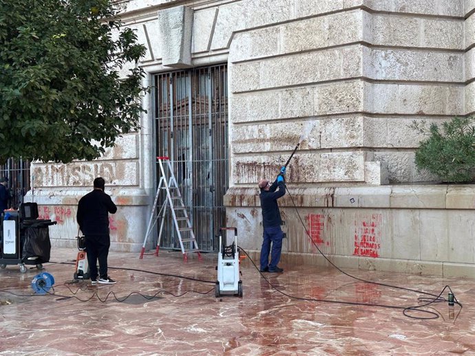 Empiezan a limpiar las pintadas en la fachada del Ayuntamiento de València tras la manifestación para pedir responsabilidades por la gestión de la DANA