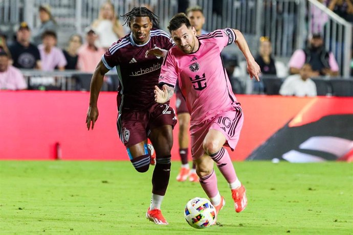 Archivo - El jugador del Inter Miami Leo Messi ante Kimani Stewart-Baynes en un partido de MLS ante el Colorado Rapids