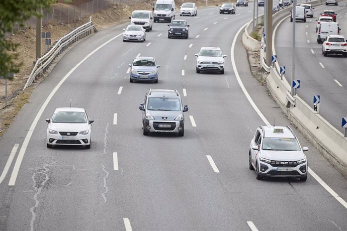 Archivo - Vehículos en la autovía A-3, a 30 de agosto de 2024, en Madrid (España). La Dirección General de Tráfico (DGT) prevé 4.760.000 movimientos de largo recorrido con motivo de la operación retorno del verano que se pone en marcha desde las 15.00 hor