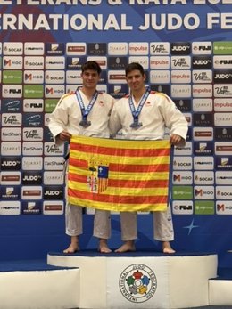 Los hermanos Gayarre exhiben la bandera aragonesa en el podio del Mundial de Kata de Las Vegas.