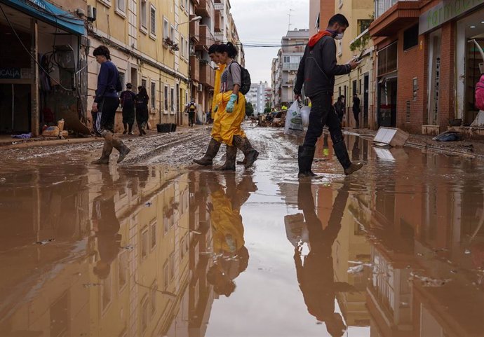 Varias personas colaboran en la limpieza de Paiporta, a 8 de noviembre de 2024, en Valencia