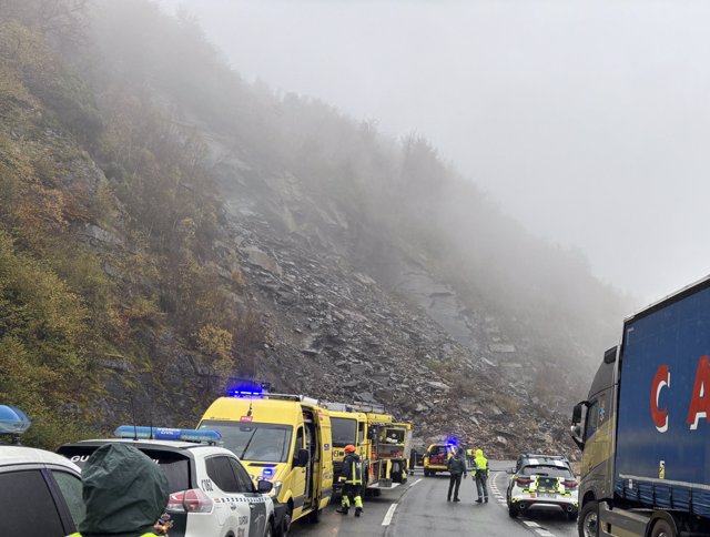 La Guardia Civil en el lugar del argayo