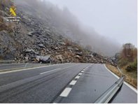Un desprendimiento de tierra en la Autopista del Huerna obliga a cortar totalmente la AP-66 en Lena