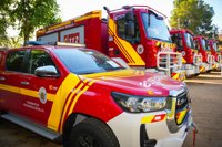 Un incendio en una nave de La Rinconada (Sevilla) moviliza bomberos de 4 parques y levanta una gran columna de humo
