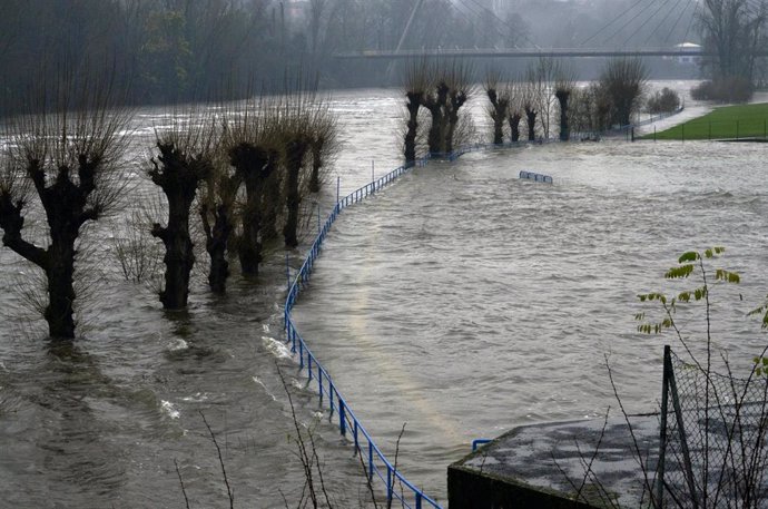 Archivo - Crecida del río Miño a su paso por la ciudad de Ourense, a 19 de enero de 2023, en Ourense, Galicia (España). La Agencia Estatal de Meteorología (Aemet) mantiene a Lugo en alerta amarilla por el temporal, debido a las diversas inundaciones que s