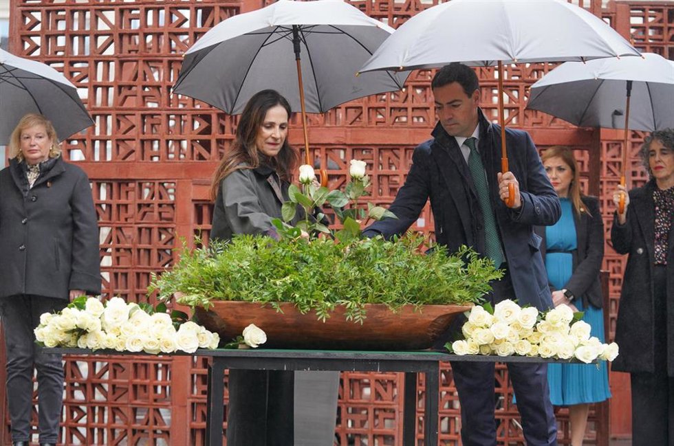 El lehendakari, Imanol Pradales, y la presidenta del Parlamento Vasco, Bakartxo Tejeria, en la ofrenda floral en el Día de la Memoria, celebrado en el Parlamento Vasco
