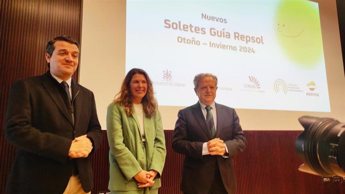 Presentación de la gala de entrega de Soletes de la Guía Repsol de otoño/invierno con el presidente de la Diputación, Salvador Fuentes; el alcalde, José María Bellido, y a la directora de la Guía Repsol, María Ritter.