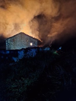 Un incendio calcina un caserío en Molledo