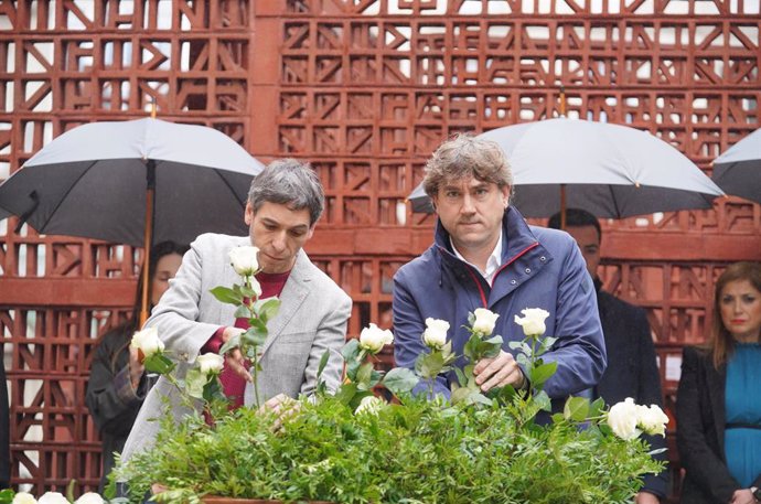 El secretario general del PSE-EE, Eneko Andueza, y el parlamentario de Sumar, Jon Hernñández, en el Día de la Memoria, en Parlamento Vasco (VItoria-Gasteiz)