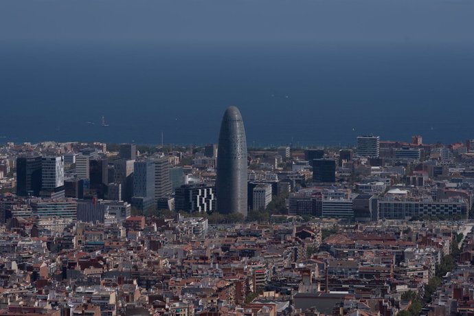 Archivo - Vista panorámica de Barcelona, con la Torre Glòries al fondo