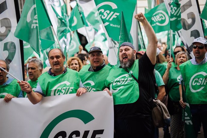 Archivo - Varias personas con una pancarta durante una concentración del CSIF frente al Ministerio de Hacienda. 