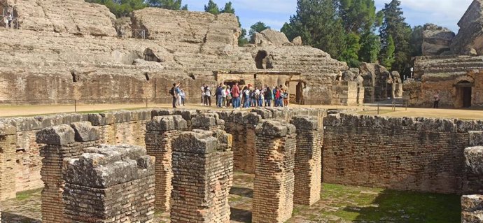 Visitantes en el anfiteatro de Itálica este último fin de semana