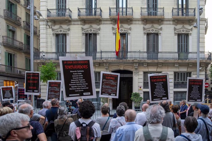 Archivo - Concentración convocada por la Comisión de la Dignidad y la Asamblea de Personas Represaliadas frente al  número 43 de la Vía Layetana de Barcelona