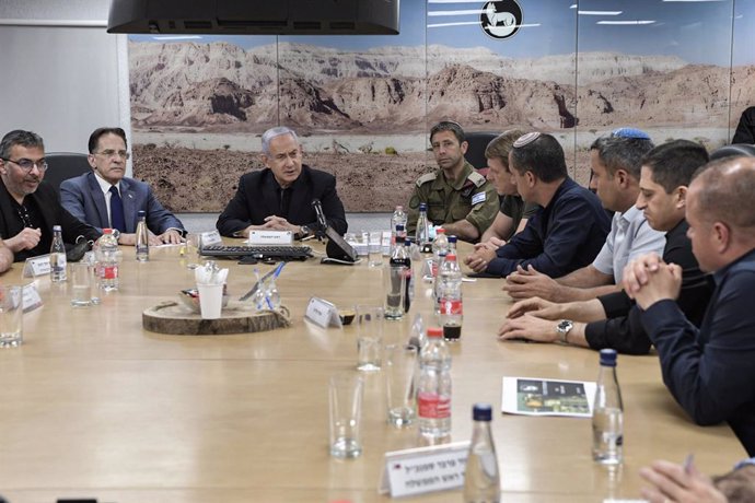 Archivo - HANDOUT - 18 May 2021, Israel, ---: Israeli Prime Minister Benjamin Netanyahu (3rd L) speaks to Be'er Sheva Mayor Rubik Danilovitz (2nd R), Ashkelon Mayor Tomer Glam (R), and the Israeli Prime Minister's Office Acting Director General Tzachi Bra