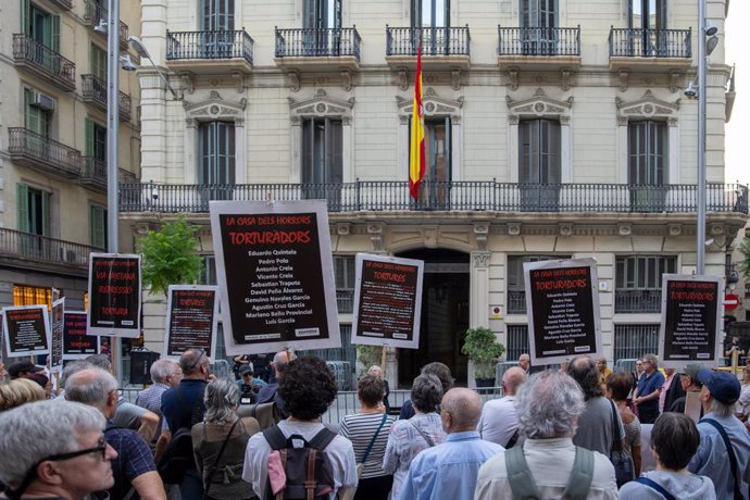 Archivo - Decenas de personas protestan durante una concentración convocada por la Comisión de la Dignidad y la Asamblea de Personas Represaliadas, a 3 de octubre de 2023, en Barcelona, Catalunya (España). La concentración se ha producido frente al  númer