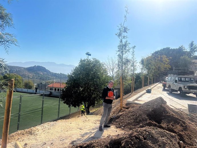 Plantación de árboles en el barrio de La Gloria en Jaén.