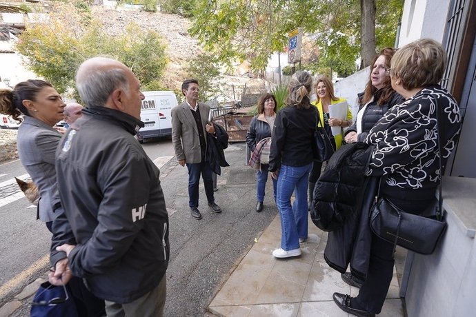 El PSOE visita a los vecinos del  Barranco del Abogado en Granada.