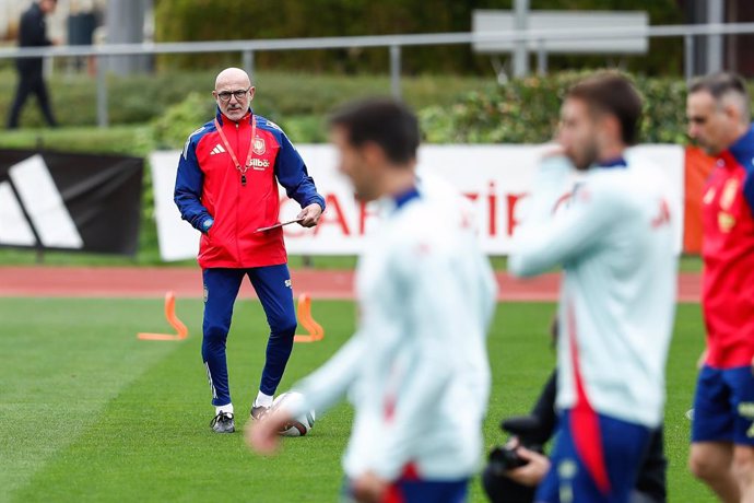 Archivo - Luis de la Fuente, head coach of Spain, looks on during a training session prior to the Spanish national soccer team's UEFA Nations League matches at Ciudad del Futbol on October 8, 2024, in Las Rozas, Madrid, Spain.