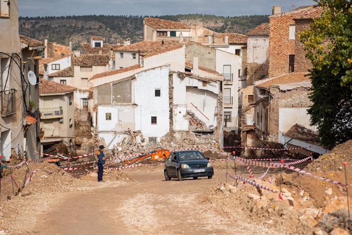 Tareas de reparación y limpieza tras el impacto de la DANA en Letur, durante la reunión para presentar el Plan Letur (2024-2028), a 4 de noviembre de 2024, en Letur, Albacete (España). Los representantes del gobierno de Castilla-La Mancha se han reunido p