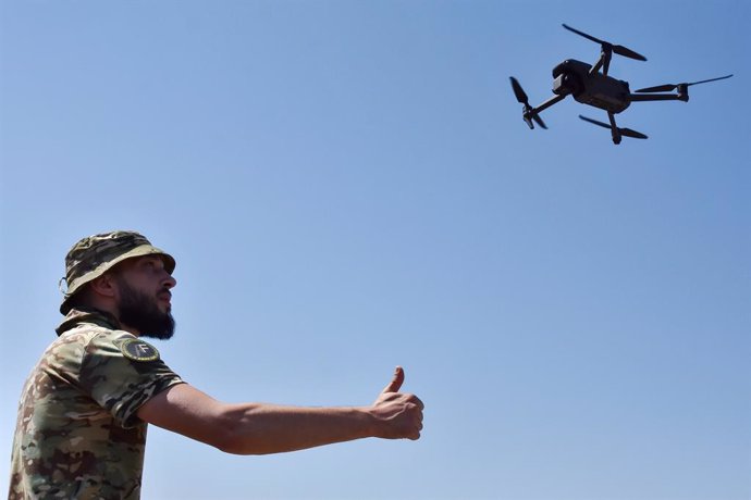 Archivo - July 8, 2024, Zaporizhzhia, Ukraine: A drone operator of the 15th Brigade (Kara-Dag) of the National Guard of Ukraine takes a drone after the flight during the military practices. Ukraine and Russia are facing a ''deadly summer'' during which bo