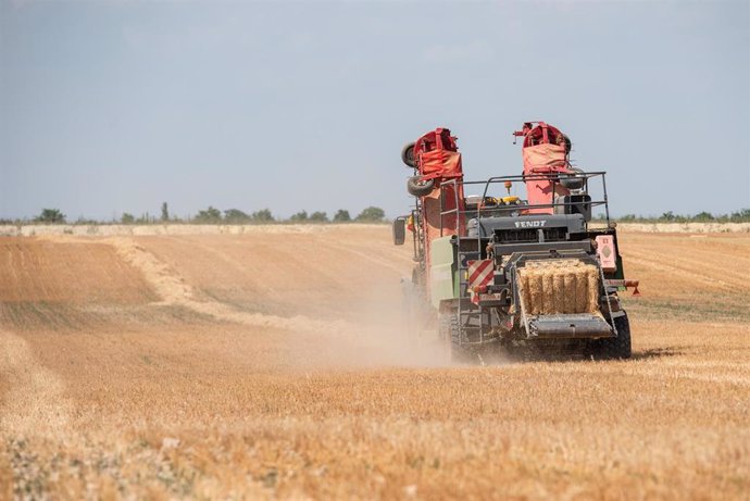 Archivo - Maquinaria trabajando un campo de pasto, a 17 de junio de 2024.