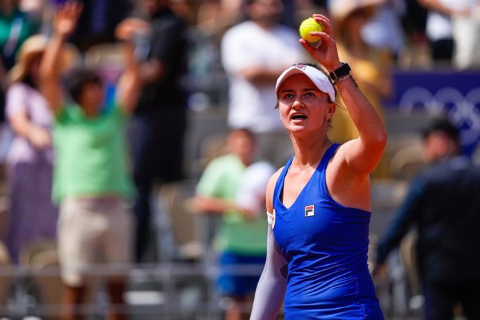 Archivo - Barbora Krejcikova of Czechia celebrates after winning against Sara Sorribes Tormo of Spain during their women's singles first round tennis match on Court Philippe-Chatrier at the Roland-Garros Stadium during the Paris 2024 Olympics Games on Jul