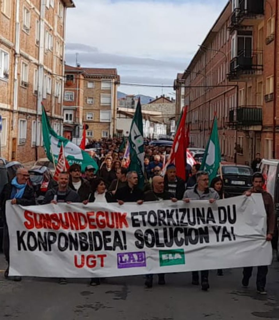 Manifestación para reclamar una "alternativa" para Sunsundegui.