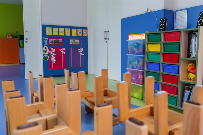 Archivo - Mesas y sillas recogidas en un aula de educación infantil