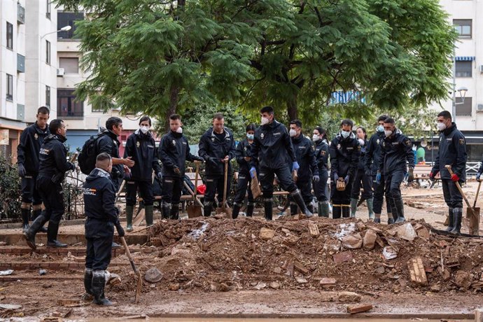 Varios policías trabajan en una zona afectada por la DANA, a 8 de noviembre de 2024, en Massanassa, Valencia, Comunidad Valenciana (España). Diez días después de la tragedia, los servicios de emergencia apuran hasta el límite la búsqueda de desaparecidos 