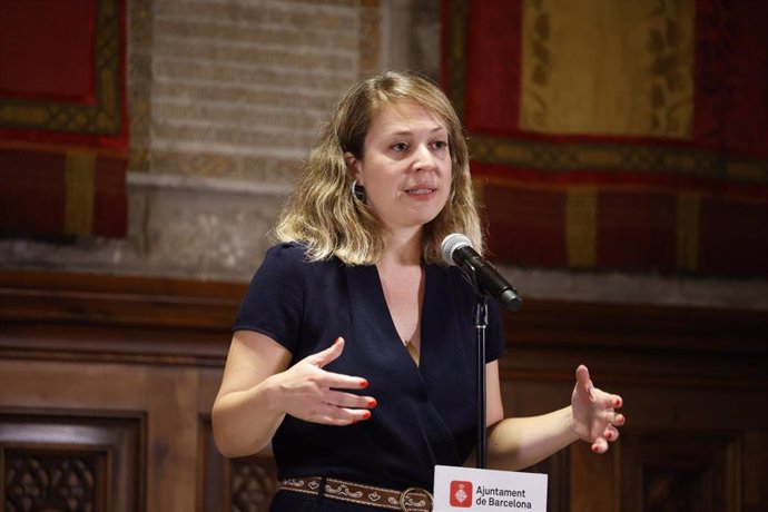 Archivo - La portavoz de BComú en el Ayuntamiento de Barcelona, Janet Sanz, en rueda de prensa desde el consistorio barcelonés, a 24 de septiembre de 2024