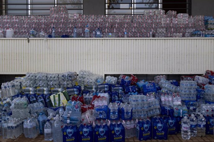 Decenas de botellas de aguan Valencia, Comunidad Valenciana (España). 