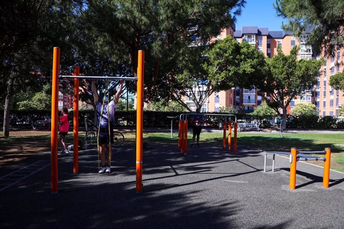 Archivo - Parque de street wokout en Málaga capital, junto al Parque del Oeste