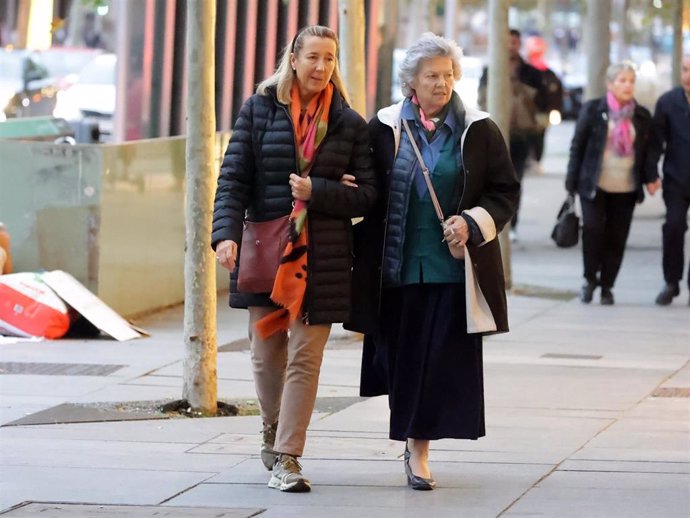 Cristina de Borbón-Dos Sicilias y su madre, Ana de Orleans, pasean juntas por la calle, a 31 de octubre de 2024, en Madrid (España).