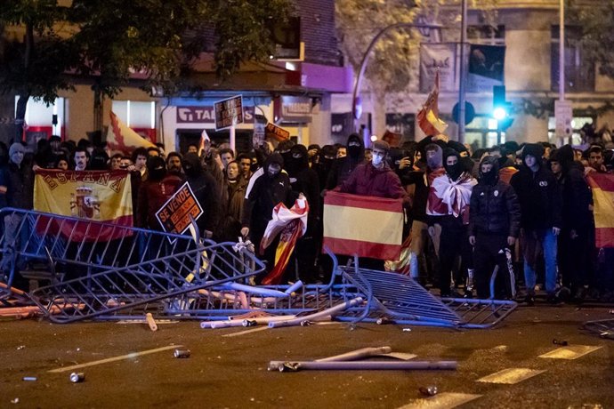 Archivo - Varios jóvenes embozados, con banderas y carteles tiran las vallas y se enfrentan a la policía, durante una manifestación contra la amnistía, frente a la sede del PSOE en Ferraz, a 17 de noviembre de 2023, en Madrid (España).