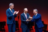 Foto: Olegario Vázquez Raña recibe el Premio Ourensanía 2024: "Lo recibo con el corazón abierto, es la tierra de mis papás"