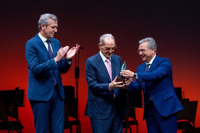 Entrega del Premio Ourensanía 2024 a Olegario Vázquez Raña.