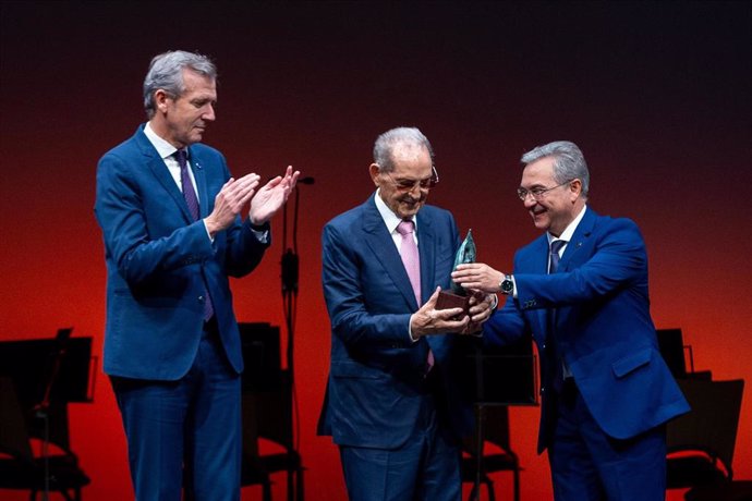 Entrega do Premio Ourensanía 2024 a Olegario Vázquez Raña.