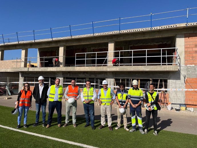 El diputado provincial de Fomento visita las obras de un gimnasio en Tabernas.