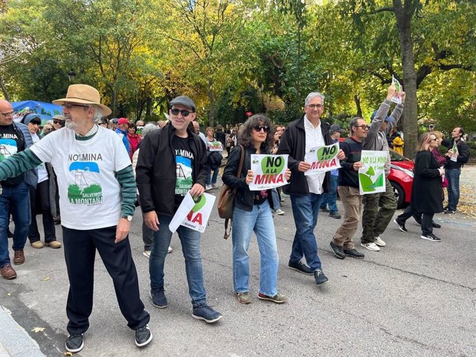 La portavoz de Unidas por Extremadura, Irene de Miguel, durante la manifestación convocada este domingo, 10 de noviembre, en Cáceres contra el proyecto de la mina de litio